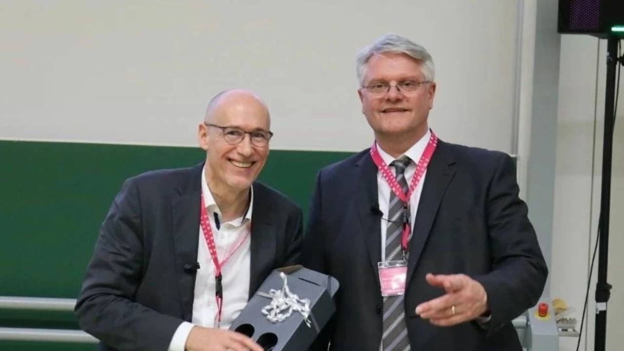 伊之密出席首届国际超大型压铸大会，引领镁合金应用新未来
